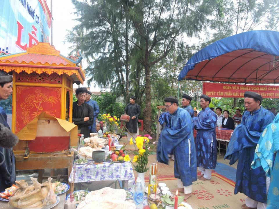 Các bô lão trong làng đang tổ chức các nghi lễ cúng tế thần Nam Hải trong lễ ra quân