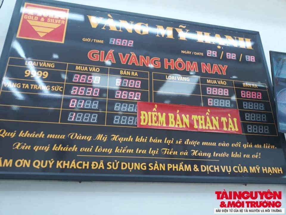 Hà Nội: Người dân ''rồng rắn'' mua vàng cầu may ngày vía Thần Tài