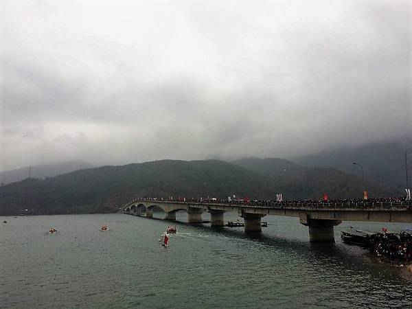 Đây là năm thứ 8 huyện Quỳnh Nhai tổ chức lễ hội đua thuyền truyền thống, với sự tham gia của hơn 300 vận động viên 