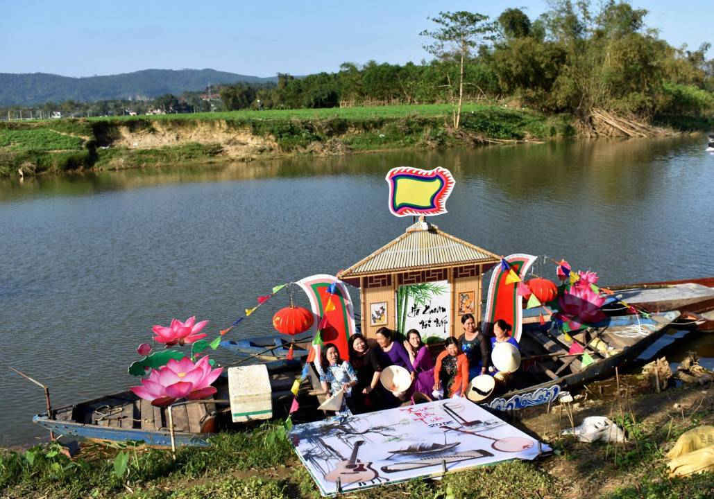Tham gia lễ hội, vui chơi thưởng ngoạn trên sông Túy Loan