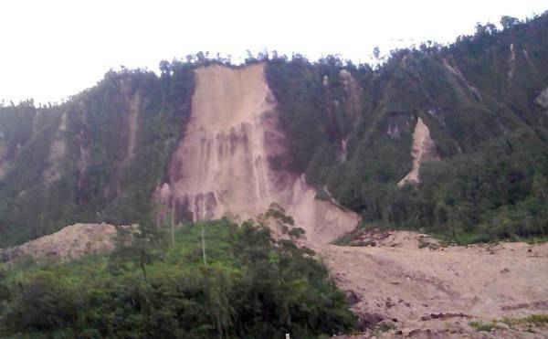 Hình ảnh về lở đất và con đường bị thiệt hại gần thị trấn Tabubil sau trận động đất xảy ra tại khu vực cao nguyên phía nam của Papua New Guinea vào ngày 26/2/2018. Ảnh: Jerome Kay