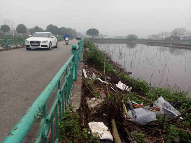 Nhiều người dân tỏ ra bức xúc vì xung quanh là các khu vui chơi giải trí lơn của Hà Nội, những rác thải vẫn được xả ra một cách bừa bãi