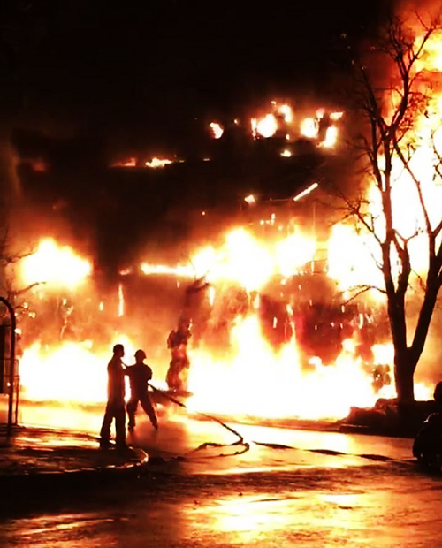 Ngọn lửa bốc cháy dữ dội trong đêm bao trùm Văn phòng giao dịch Ngân hàng VPBank