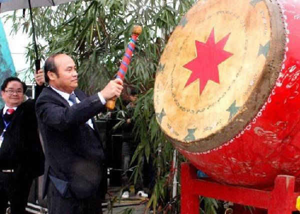 Chủ tịch UBND tỉnh Nguyễn Văn Linh đánh trống khai hội.