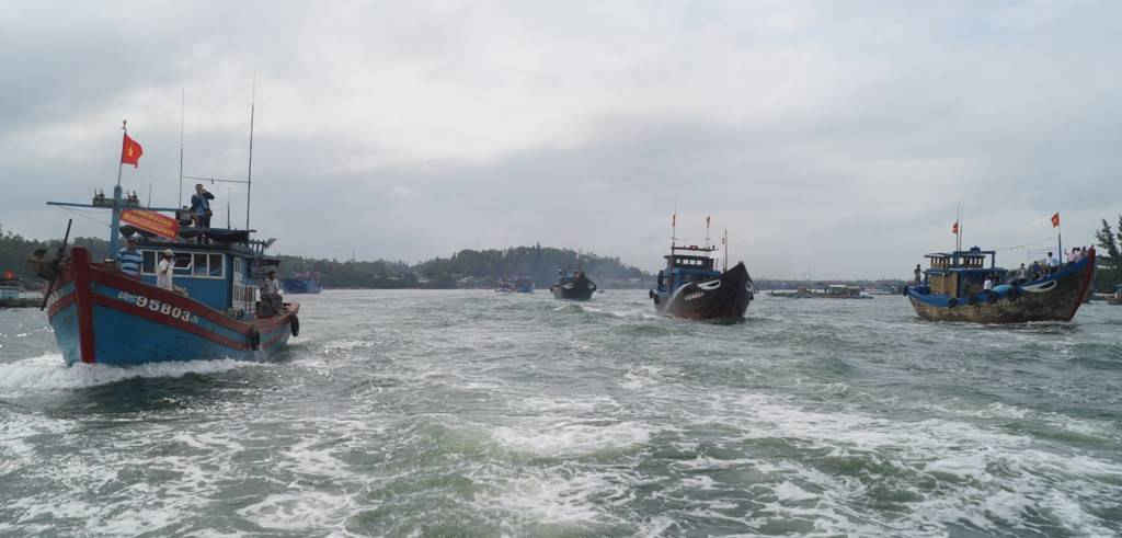 Tàu cá của ngư dân xã Bình Thạnh đồng loạt nổ máy ra cửa biển Sa Cần