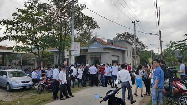 Đến 3h chiều, rất đông người dân chỉ đứng ngoài đường và nhà văn hóa thôn Vân Dương 2 dự buổi đối thoại