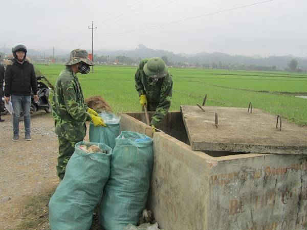 Thu gom vỏ thuốc BVTV đã qua sử dụng tại bể chứa của xã Noong Hẹt, huyện Điện Biên.