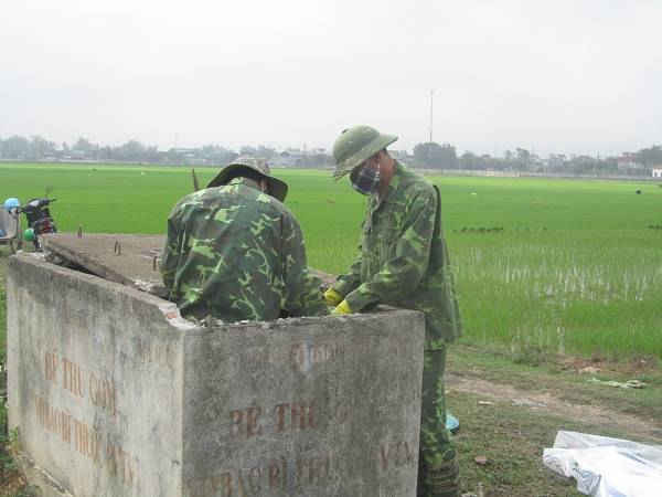 Thu gom vỏ thuốc BVTV đã qua sử dụng tại bể chứa của xã Thanh Xương, huyện Điện Biên.