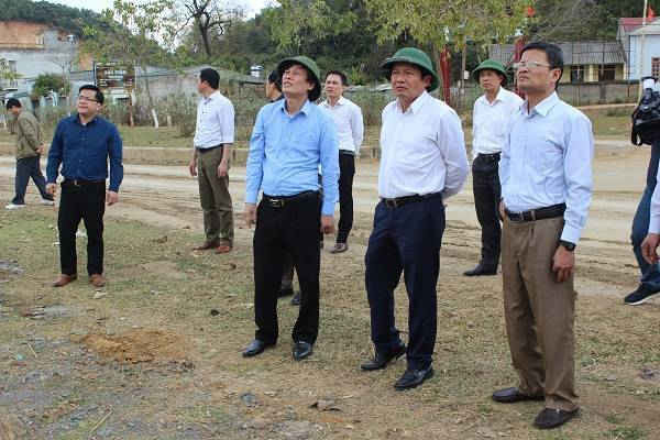 Ông Bùi Đức Hải, Phó Chủ tịch UBND tỉnh Sơn La kiểm tra việc san lấp mặt bằng, xây dựng trái phép tại khu vực phường Chiềng Sinh, thành phố Sơn La