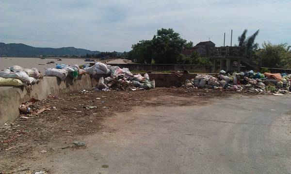 Dọc các trục đường của các xã ven biển huyện Hậu Lộc dễ dàng bắt gặp cảnh rác vứt vô tội vạ hai bên đường.
