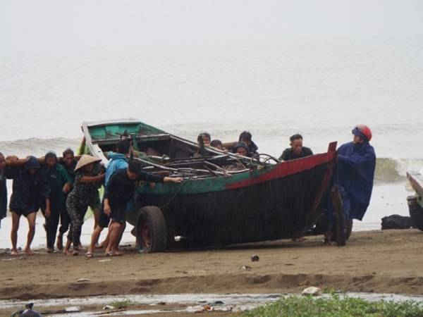 Người dân làng biển Hà Tĩnh giúp nhau tránh bão