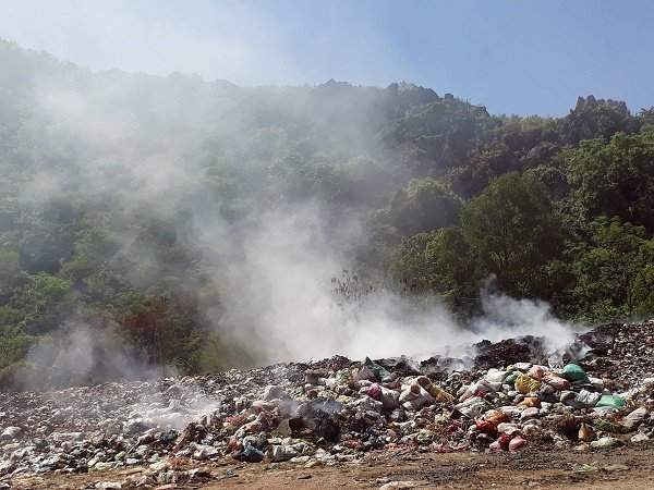 Bãi rác thải xã Nga Giáp, huyện Nga Sơn gây ô nhiễm làm ảnh hưởng tới cuộc sống của người dân.