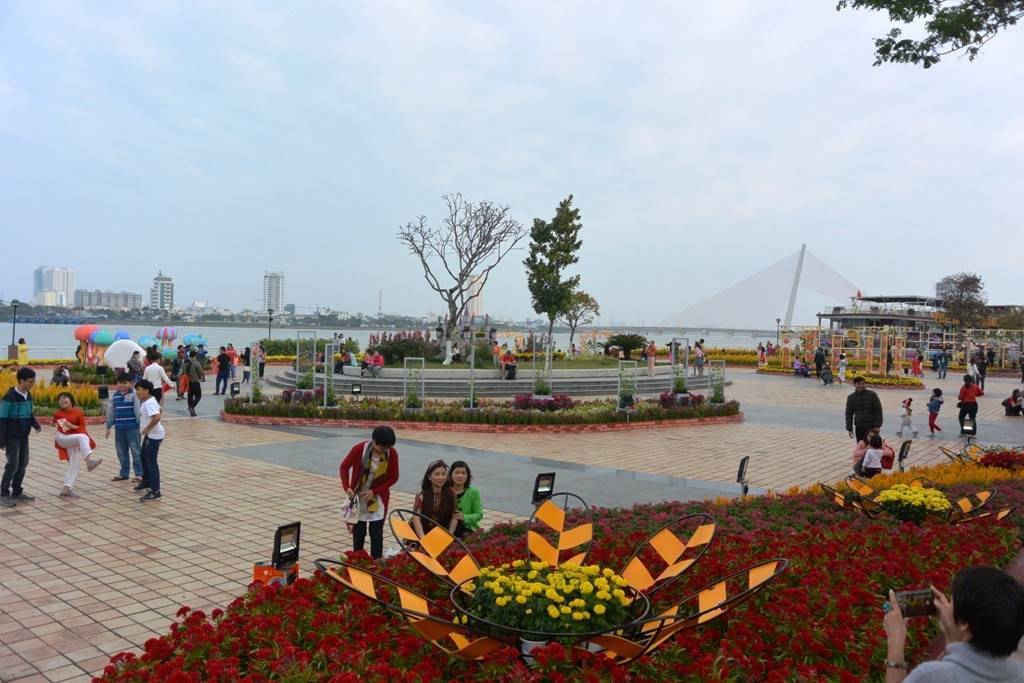 Kỳ nghỉ Tết Nguyên đán năm nay, Đà Nẵng đón gần 300.000 lượt khách đến du Xuân, chơi Tết
