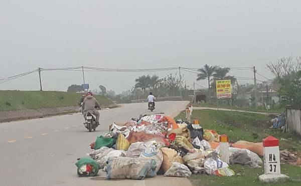 Nghệ An: Ngổn ngang rác thải đường du lịch sinh thái