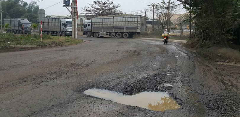 Đoạn đường qua thôn Thạch Nham Tây bị hư hỏng nặng nề