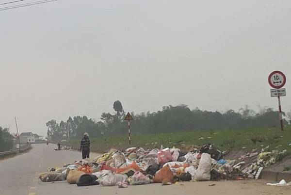 5-Nghệ An: Ngổn ngang rác thải đường du lịch sinh thái