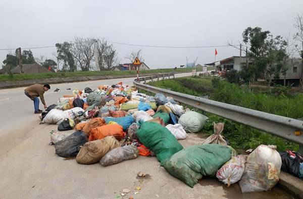 8-Nghệ An: Ngổn ngang rác thải đường du lịch sinh thái