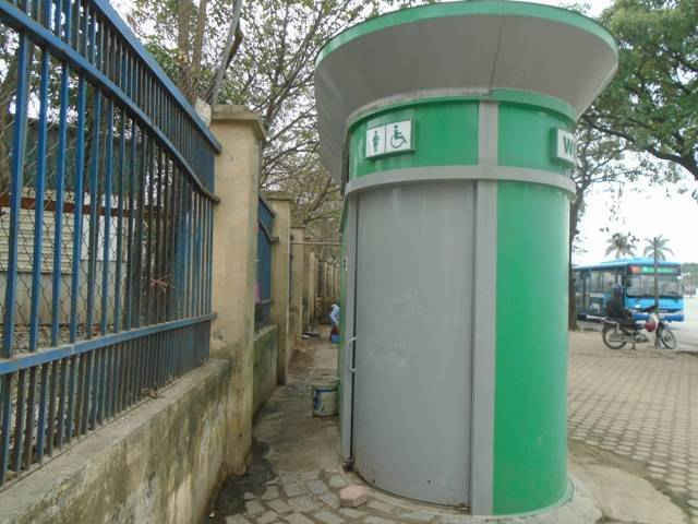 Hiện Hà Nội đang có quá nhiều đơn vị đảm nhiệm quản lý nhà vệ sinh công cộng dẫn tới hiệu quả sử dụng chưa cao