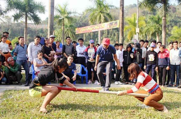 Trò chơi dân gian diễn ra tại lễ hội Xuân Mậu Tuất 2018.