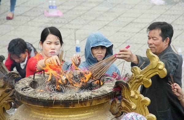 Khác với nhiều lễ hội cầu may ở nhiều ngôi chùa trong trong cả nước, khi đến Tượng đài Quan Thế Âm người dân không được đốt vàng mã...