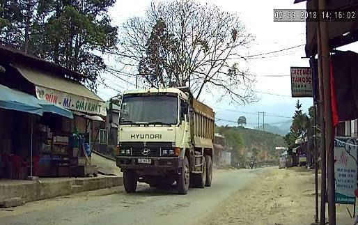 Xe tải chở đất cơi nới thành thùng không che đậy gây ảnh hưởng cho người dân sống dọc QL14G