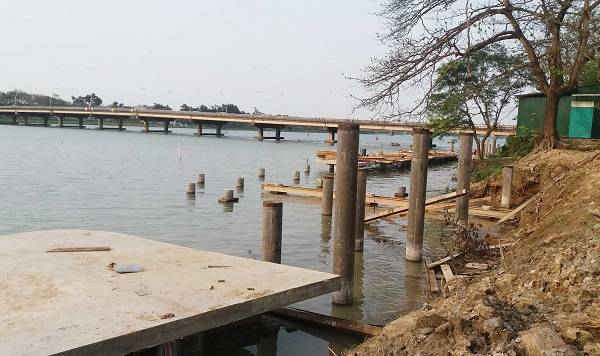 Tuyến đi bộ lát gỗ lim đang được thi công bên bờ Nam sông Hương