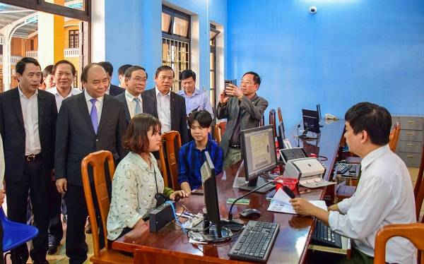 Thủ tướng Nguyễn Xuân Phúc thăm, kiểm tra Trung tâm tiếp công dân của Công an tỉnh Thừa Thiên Huế 