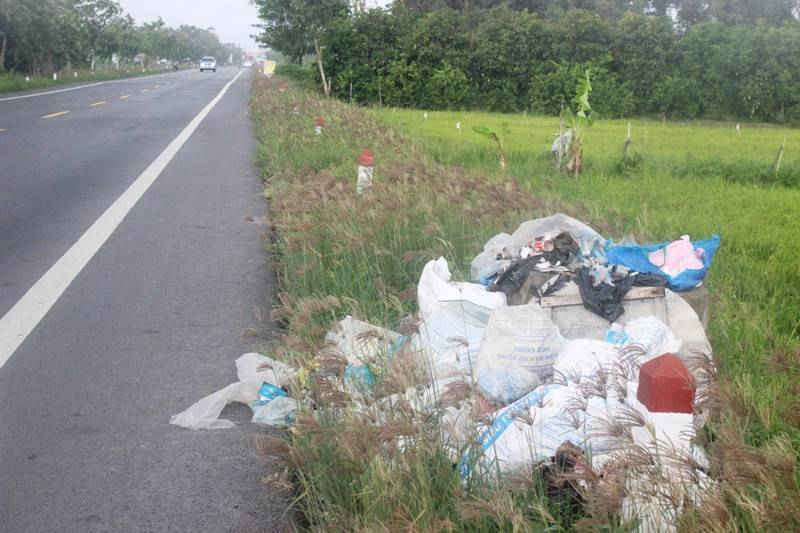chú thích ảnh một đống rác thải nguy hại từ bao gói thuốc bảo vệ thực vật ùn ứ cặp tuyến quốc lộ 61C (1)