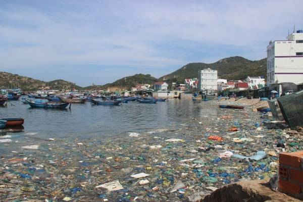 1Khánh Hòa Đảo Bình Ba bị “ngộ độc” nặng bởi rác thải