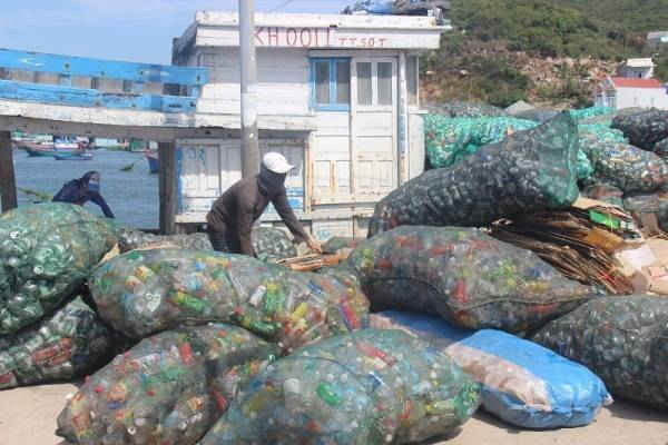 3 Khánh Hòa Đảo Bình Ba bị “ngộ độc” nặng bởi rác thải