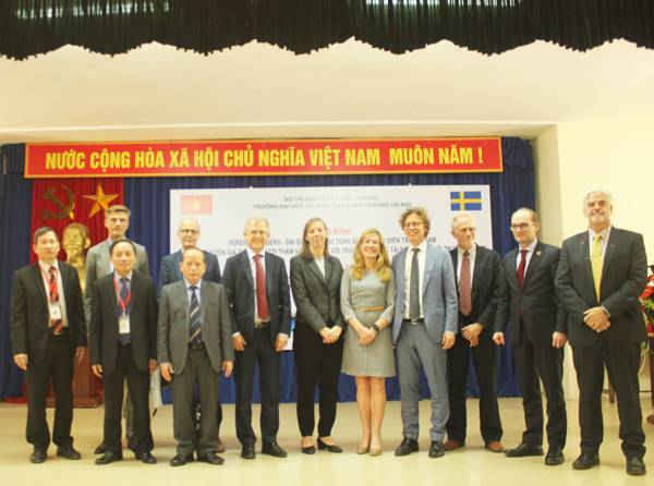 Đại diện nhà trường chụp ảnh lưu niệm với Ngài Đại sứ Thụy Điển tại Việt Nam Pereric Högberg và đoàn chuyên gia Thụy Điển