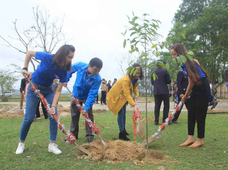 3-Quảng Trị: Đoàn viên thanh niên tham gia vệ sinh môi trường ngày Chủ nhật xanh