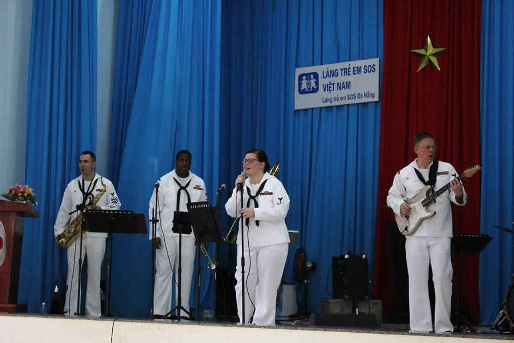 Đội văn nghệ của đoàn tàu sân bay USS Carl Vinson biểu diễn văn nghệ tại làng SOS Đà Nẵng