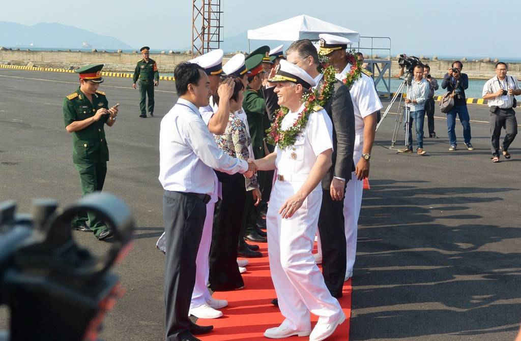 Lễ đón đoàn tàu sân bay của Hải quân Mỹ được tổ chức trọng thể ngay tại cảng Tiên Sa