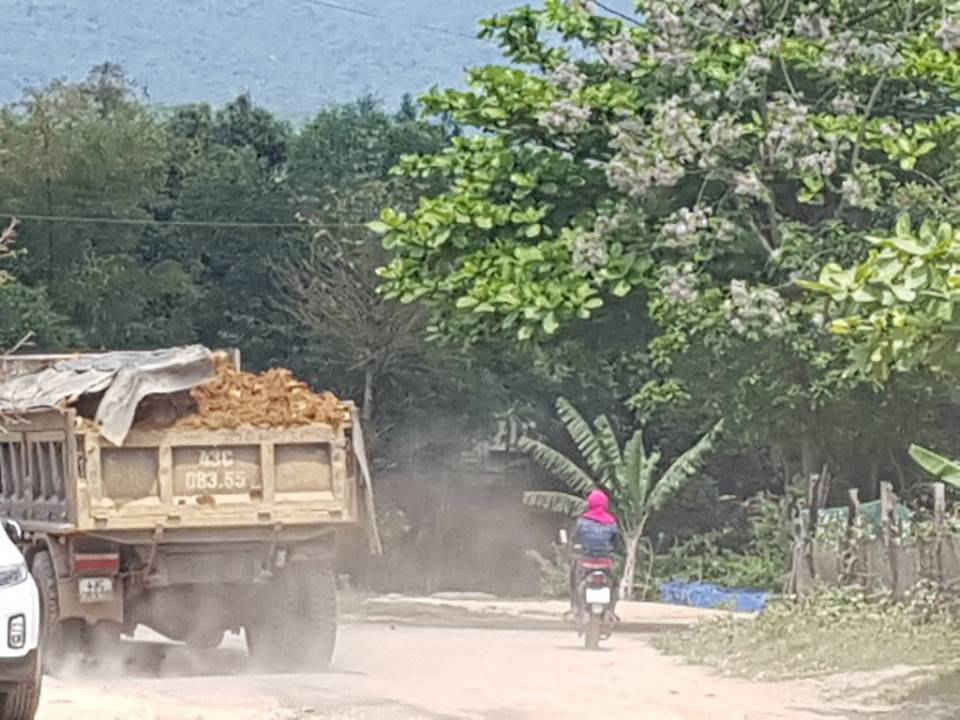 Xe tải chở đất che chắn không kỹ hoặc không che chắn chở đất tại thôn Hà Tân