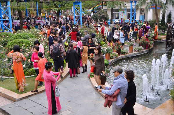Sáng ngày 8/3, Lễ hội thu hút đông đảo người dân Thủ đô tham quan