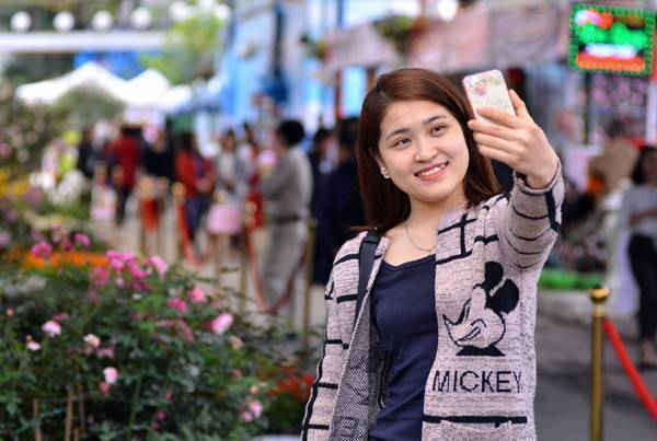 Nhiều bạn trẻ tới Lễ hội để chụp ảnh Selfie cùng hoa hồng