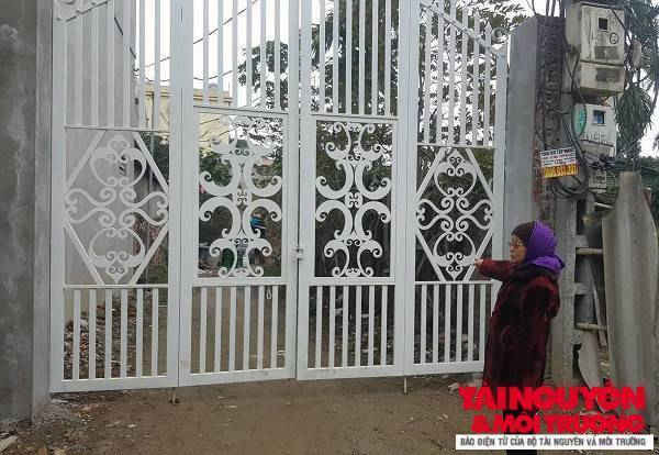 Bà Nguyễn Thị Thuyên chỉ cổng ngõ nhà ông Tuệ xây lấn chiếm đất, bịt lối đi chung của hàng xóm..