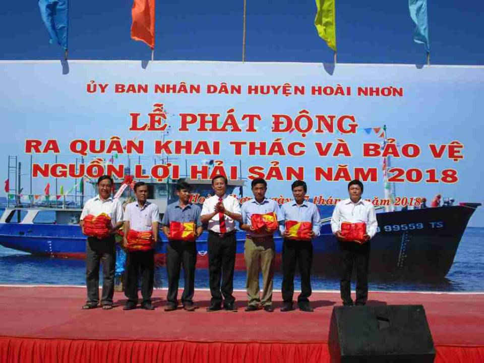 Lãnh đạo UBND huyện Hoài Nhơn tặng cờ Tổ quốc cho chủ thuyền và ngư dân 6 xã ven biển 