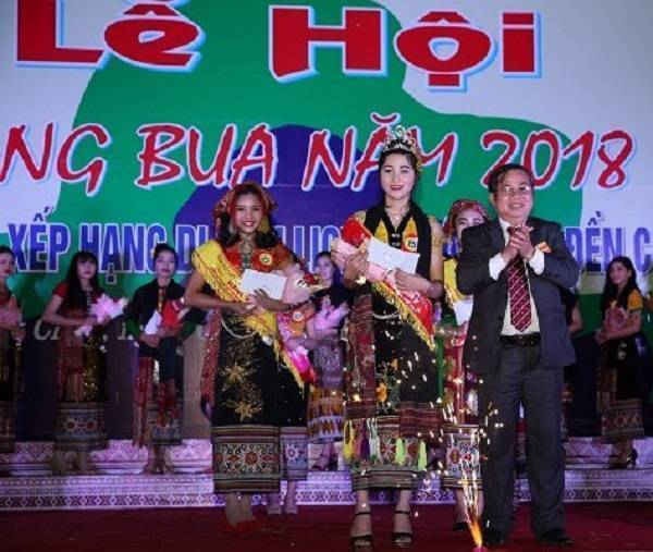 Trao giải nhất và nhì cho người đẹp Hang Bua 2018 