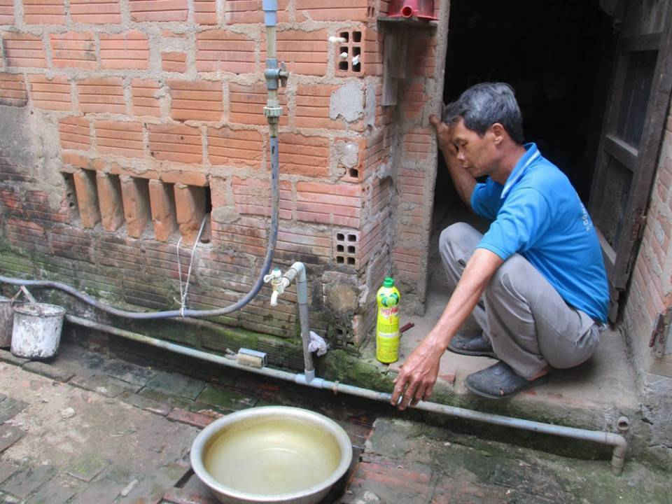 Nhà ông Nguyễn Ngọc Anh – ở khu vực Hòa Nghi nước bị nhiễm phèn không dùng uống được