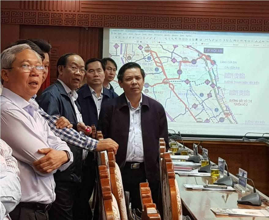 Bộ trưởng Bộ GTVT Nguyễn Văn Thể trao đổi với Chủ tịch UBND tỉnh Quảng Nam Đinh Văn Thu