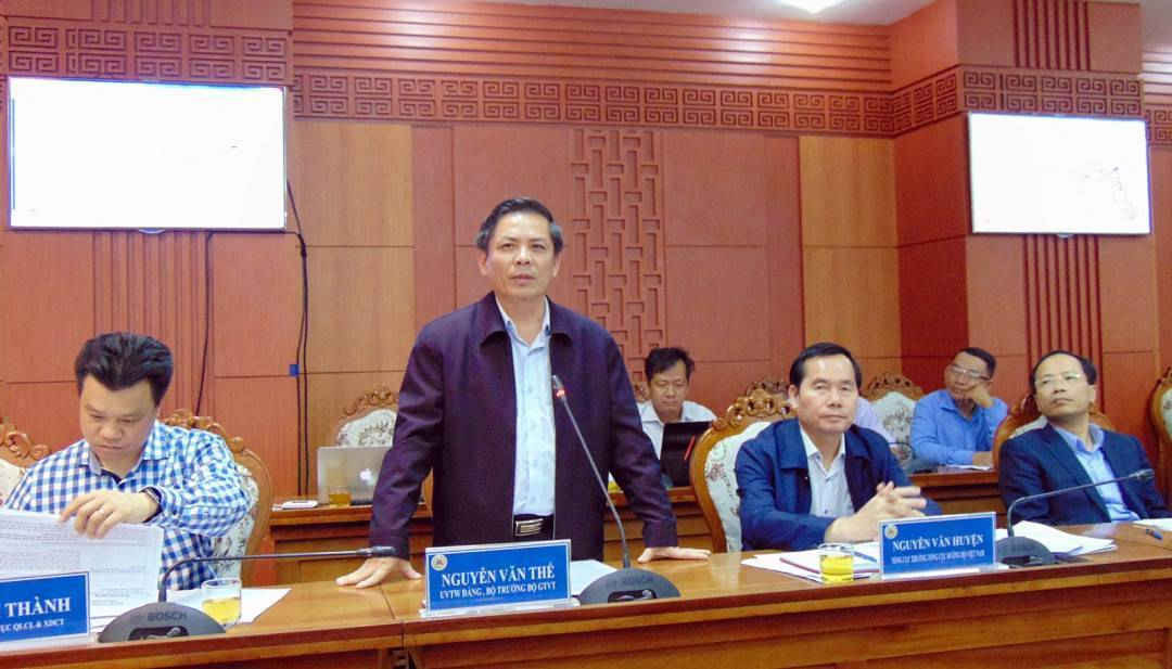Ông Nguyễn Văn Thể- Ủy viên Trung ương Đảng, Bộ trưởng Bộ GTVT ghi nhận các ý kiến nghị của tỉnh Quảng Nam