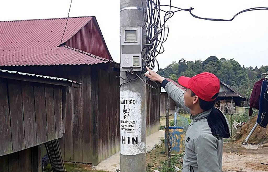 Các công tơ điện, đường dây đã được đấu nối vào nhà dân tại xã Ch’ơm
