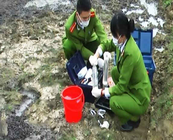 Cán bộ Phòng cảnh sát môi trường lấy mẫu nước thải chế biến cà phê tại huyện Mường Ảng 