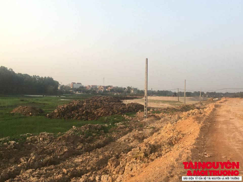 Đất bóc mầu, đất không đủ điều kiện đắp nền dọc tuyến đường cao tốc Bắc Giang - Lạng Sơn đang thi công có khối lượng rất lớn.