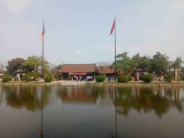 Bóng chùa soi mình xuống hồ nước trong xanh