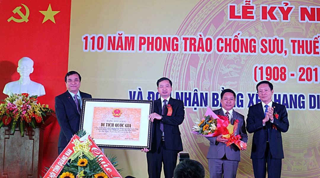 Ông Phan Việt Cường (trái) trao Bằng công nhận đình Phiếm Ái là Di tích lịch sử cách mạng cấp Quốc gia cho lãnh đạo huyện Đại Lộc