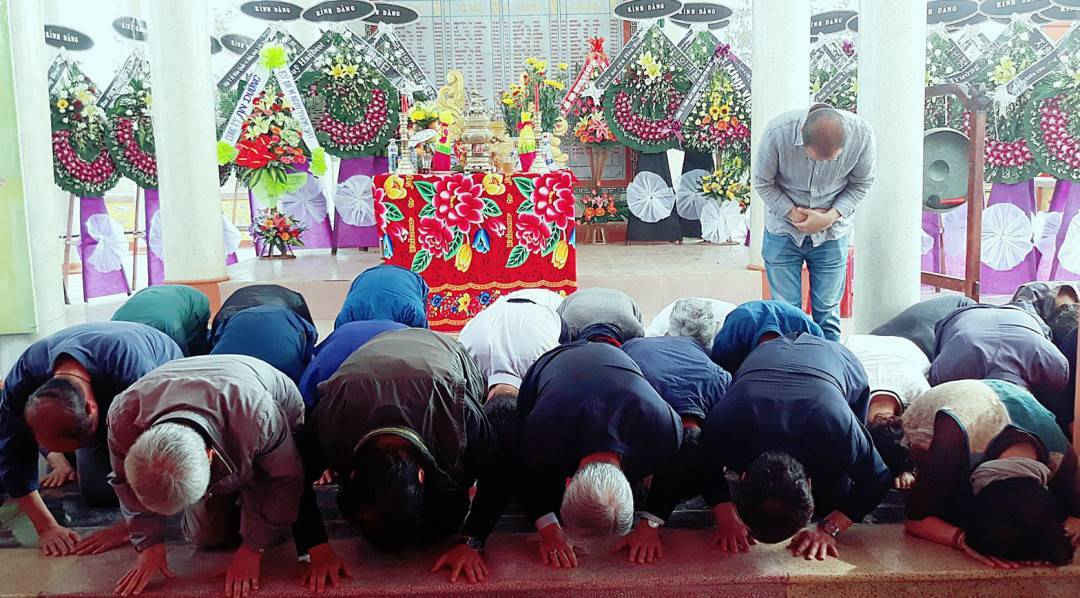 Những người Hàn Quốc quỳ gối, cúi đầu xin lỗi thân nhân các nạn nhân vụ thảm sát Hà My