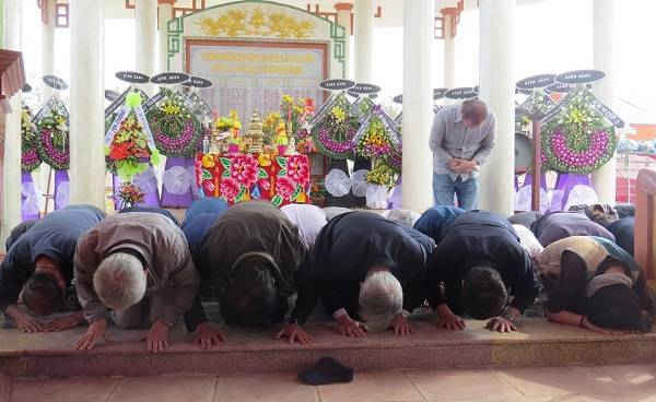 Hình ảnh xúc động khi 30 đại biểu Hàn Quốc đã quỳ gối trước bia tưởng niệm “ Chúng tôi thành thật xin lỗi Việt Nam”.